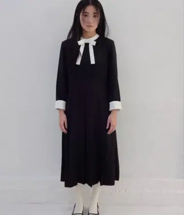 FEKETE 리본 플리츠 원피스 블랙