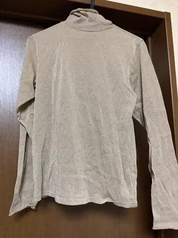 베이지 터틀넥 긴팔 티셔츠