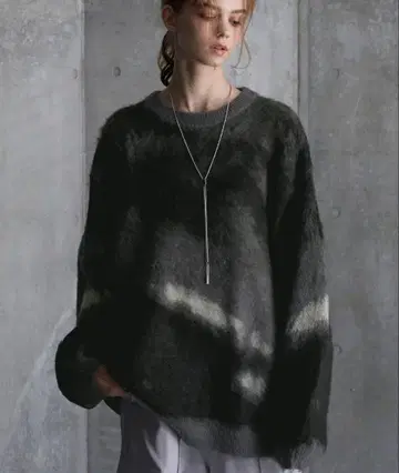 [ 미사용 새상품 ] SERACE 루즈 실루엣 추상 샤기 니트 M