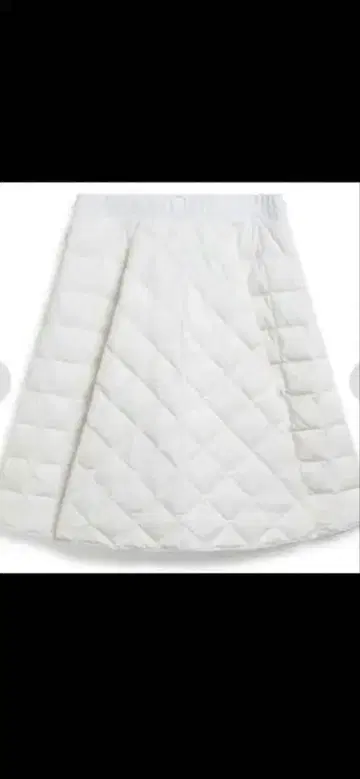 화이트 퀼팅 플레어 스커트