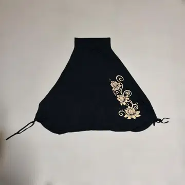 꽃무늬 프린트의 블랙 미디 스커트