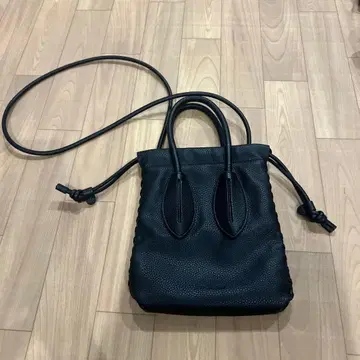 ADD CULUMN 블랙 가죽 숄더백