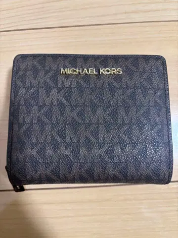 MICHAEL KORS 이단 접이식 지갑