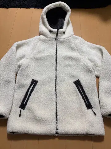 AZUL 플리스 자켓 후드 부착 화이트