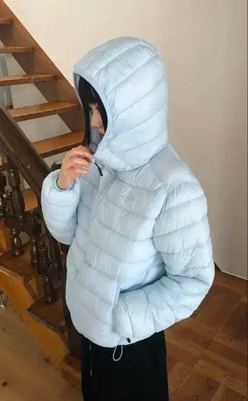 후드 부착 라이트 블루 나일론 숏 다운