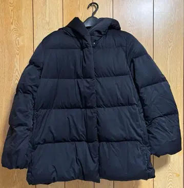 UNIQLO 블랙 후드 부착 심리스 다운 자켓