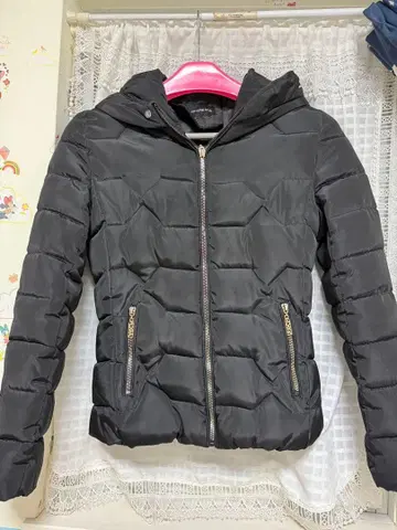 후드 부착 블랙 다운 자켓