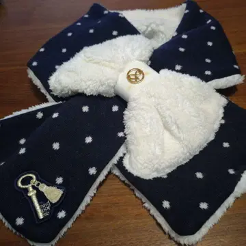 리본형 네이비와 화이트 머플러