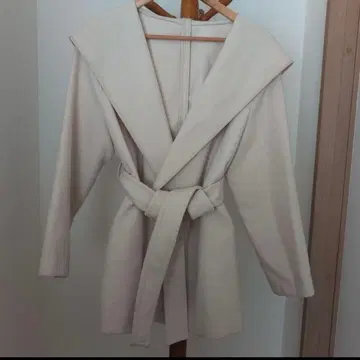 스나이델 숏 기장 후드 코트 화이트