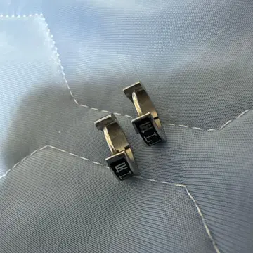 라이온 하트 'LH-1' 로고 후프 귀걸이 ( 실버 x 블랙 ) 써지컬