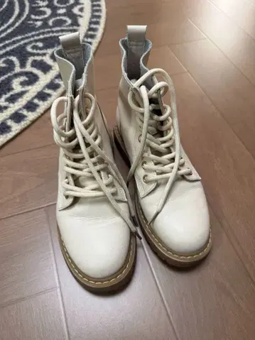화이트 레더 레이스업 워크 부츠