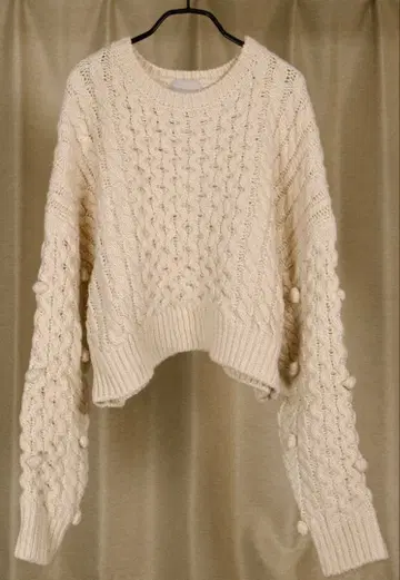 la peau de gem. 케이블 니트 크롭 스웨터