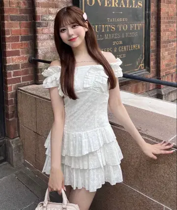 화이트 오프숄더 프릴 원피스