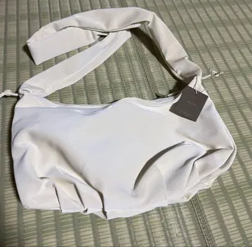 화이트 합성 피혁 숄더백