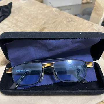 블랙과 골드의 스퀘어 안경 정가 2만 8천 엔