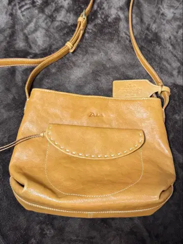 Dakota 샬롯 카멜 가죽 숄더백