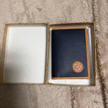 헌팅월드의 네이비와 오렌지 색상의 바투크로스 소재 롱 지갑