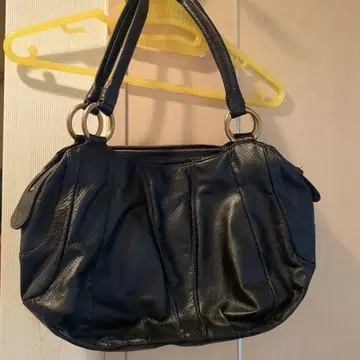 미러션 블랙 가죽 핸드백