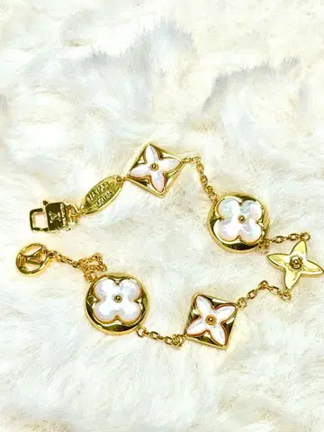 LV 로고 모티브 화이트 쉘 팔찌