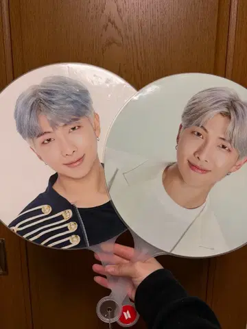 BTS 부채 플래그 프리미엄 사진