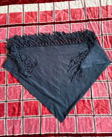 블랙 프린지 장식 삼각형 스톨