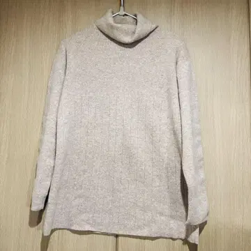 바니스 뉴욕 베이지 터틀넥 스웨터