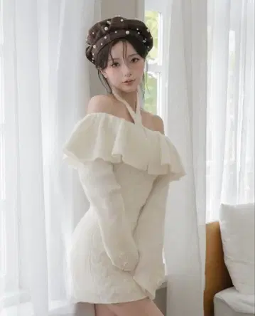 홀터 디자인 오프숄더 니트 미니 원피스