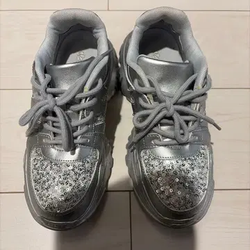 스팽글 장식 실버 스니커즈