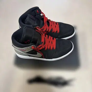 Jordan 블랙/레드 하이컷 스니커즈 US9