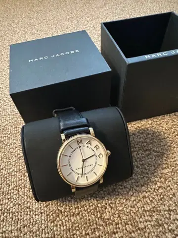 MARC JACOBS 골드 블랙 가죽 스트랩 시계