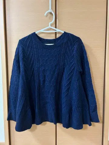 베로폰나 백리본 네이비 케이블 니트 긴팔 스웨터