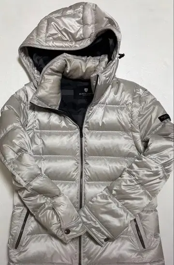 화이트 다운 자켓 후드 부착 블랙 라벨