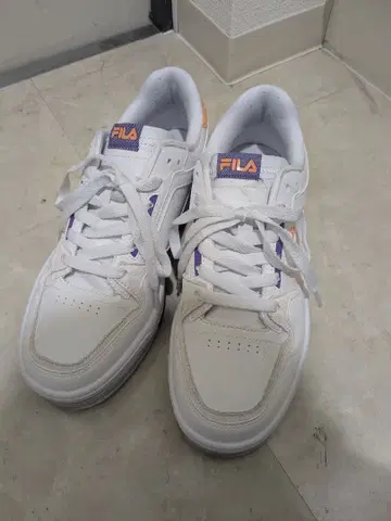 FILA 화이트 스니커즈