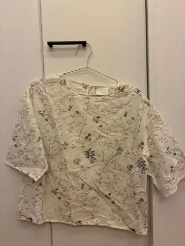 Yuni 자수 장식 화이트 반소매 상의