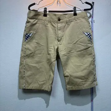 베이지 체크 무늬 포켓 숏팬츠