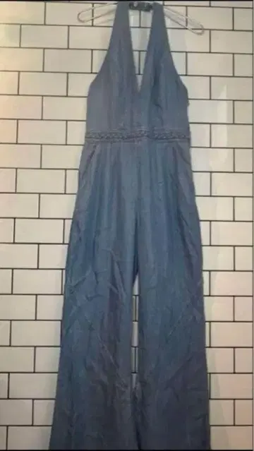 [ GUESS ] 새상품급 홀터넥 부츠컷 오버롤!