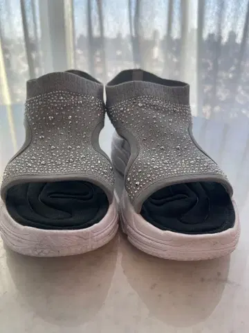 [ 새상품급 ] 스타카토 샌들 큐빅 장식 그레이 통굽 샌들