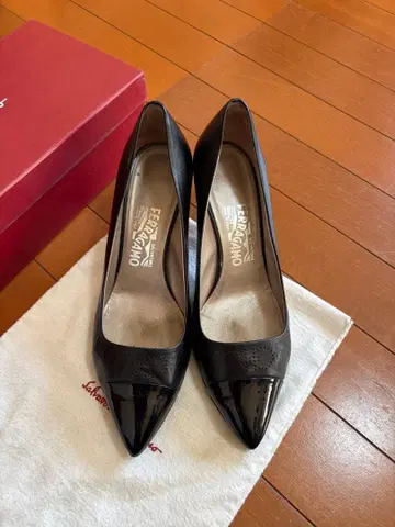 Ferragamo 블랙 가죽 펌프스 중간 힐