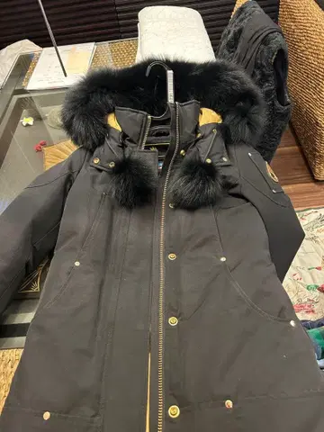 퍼 달린 블랙 롱 다운 자켓