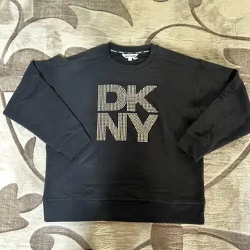 DKNY 스톤 로고 블랙 맨투맨 S