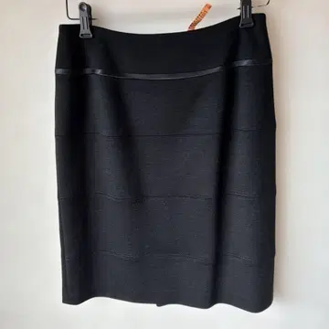 저지 소재로 스트레스를 느끼기 어려운 타이트 스커트 블랙 컬러