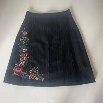 로이스크레용 자수 미니 스커트