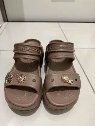 브라운 사보 샌들 참 포함