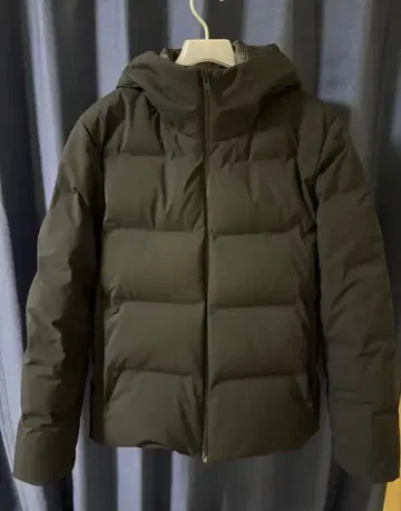 유니클로의 심리스 다운 파카