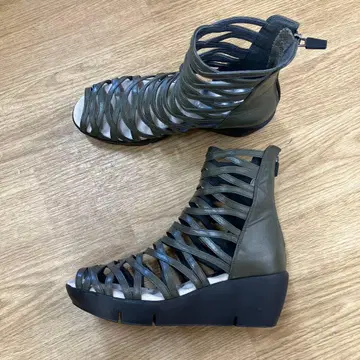 올리브색 스트랩 샌들