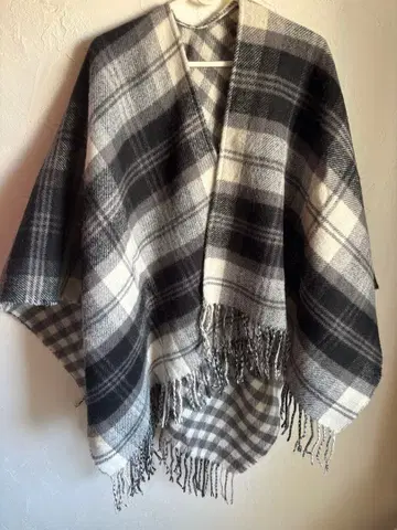 체크 무늬 프린지 판초