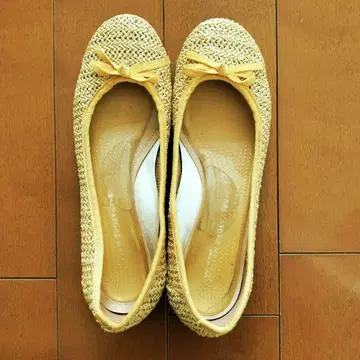 리본 포함 베이지 플랫슈즈