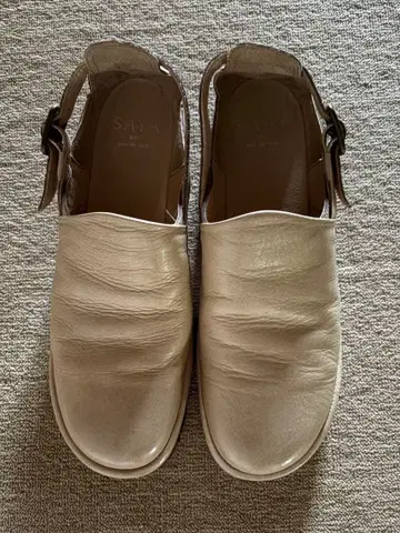 SAYA 베이지 가죽 백 스트랩 슈즈