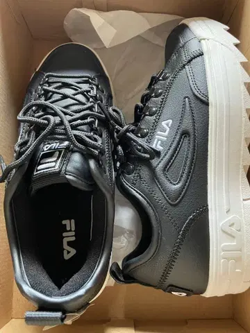 새상품! FILA 통굽 블랙 스니커즈