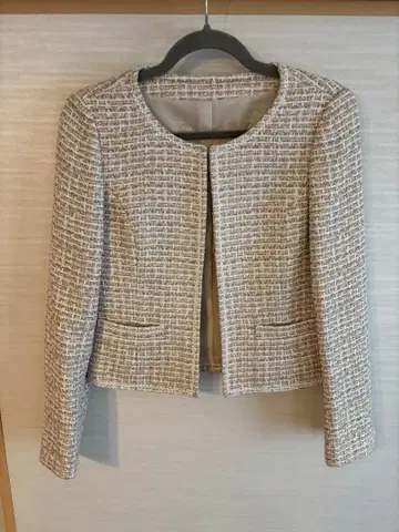 베이지 계열 트위드 자켓 노카라